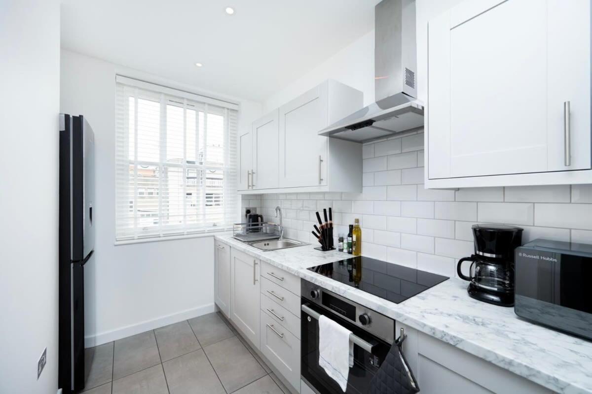 Stylish 3Br Flat In The Heart Of Soho London Lägenhet Exteriör bild